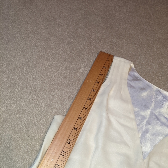 Fancy sleeveless v-neck top - Picture 2 of 15